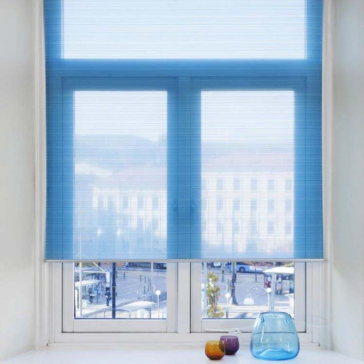 Einfamilienhaus detailansicht fenster mit dreiviertel geschlossenen rollladen. Innenrollos am Fenster vom Hersteller ROLLOS.de
