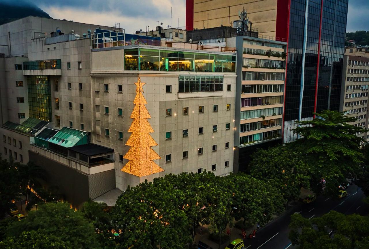 O botafogo praia shopping reúne compras, lazer e serviços num ambiente único e com uma vista. Botafogo Praia Shopping tem Ã¡rvore de 18,5 metros de altura na fachada