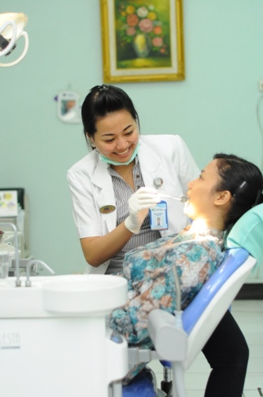 Disebutkan oleh pengunggah video di akun twitter pada selasa (9/6/2020) lalu bahwa perempuan itu adalah seorang dokter gigi di surabaya yang . Rumah Sakit Phc Surabaya Klinik Gigi