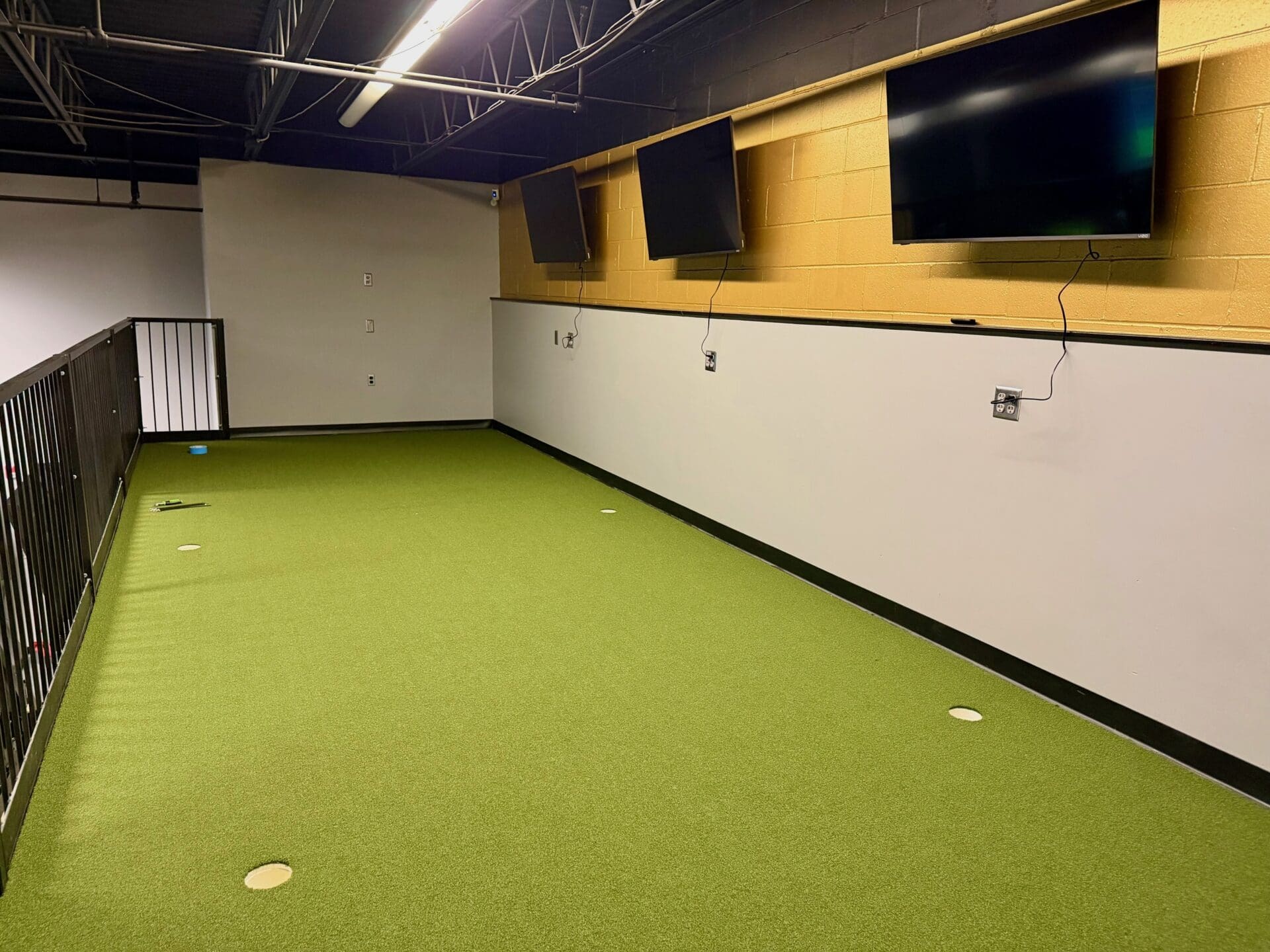 Golf Simulator Business Open This Week At Western Mall 4 ywAAAAAAQABAAACAUwAOw==