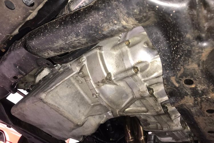 Saat hendak memutar setir kemudi, kamu merasa berat dan sulit digerakkan? 7 Penyebab Oli Netes Di Bawah Mesin Mobil Beserta Solusinya