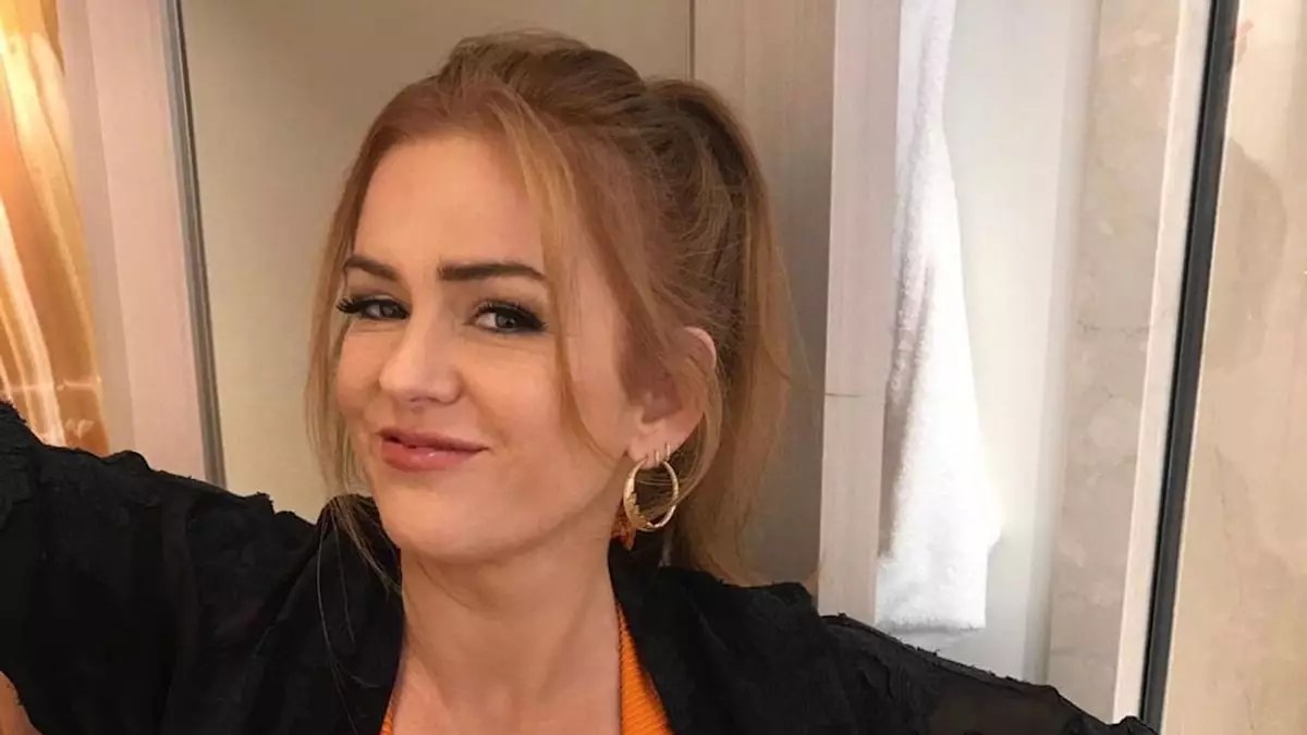 Isla Fisher Radiates Happiness at Naomi Watts and Billy Crudup’s Wedding Isla Fisher Radiates Happiness at Naomi Watts and Billy Crudup’s Wedding