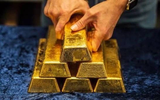 الذهب يتراجع مقترباً من أدنى مستوياته الأسبوعية وسط ترقب الأسواق