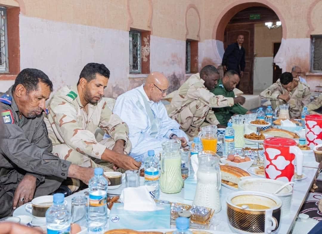 غزواني يفطر مع جنود موريتانيين في بئر أم غرين