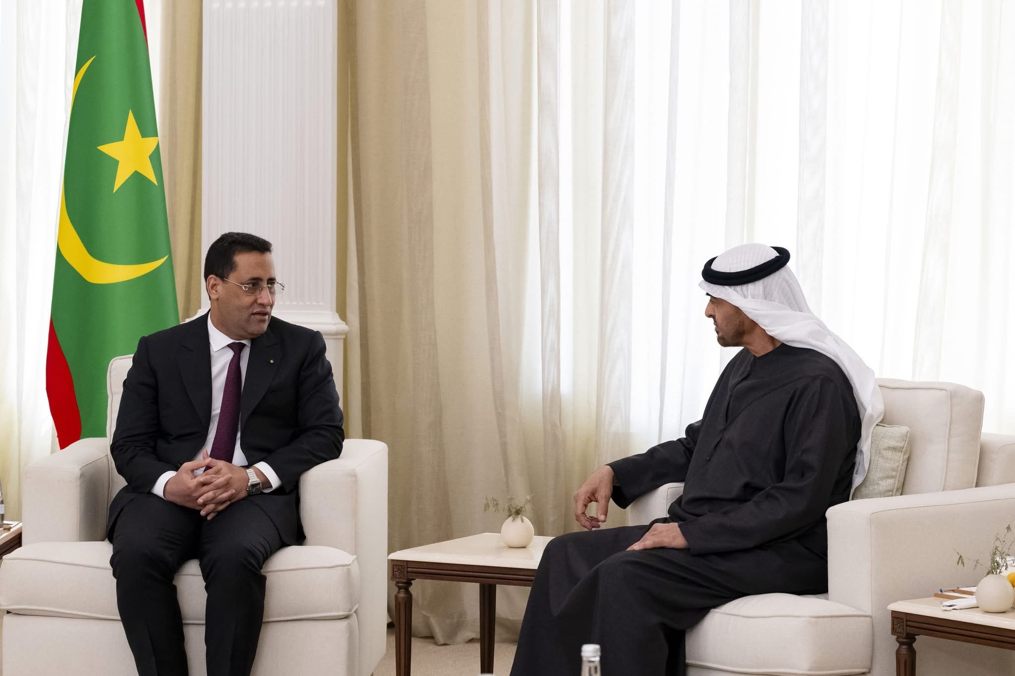 الوزير الأول الموريتاني يسلّم رئيس الإمارات رسالة من ولد الغزواني