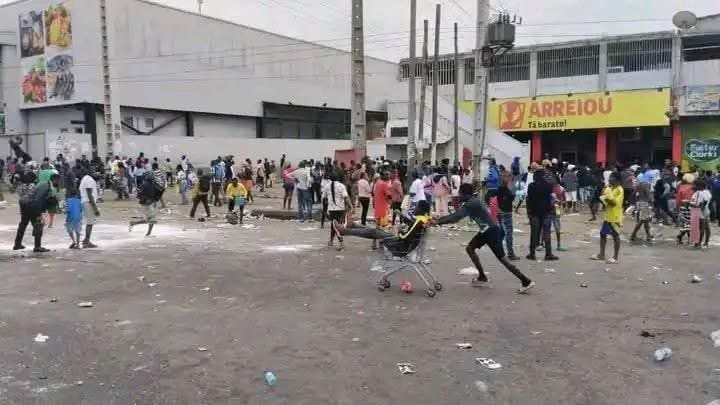 حوالي 11 محلا تجاريا للموريتانيين نهب في احتجاجات أنغولا