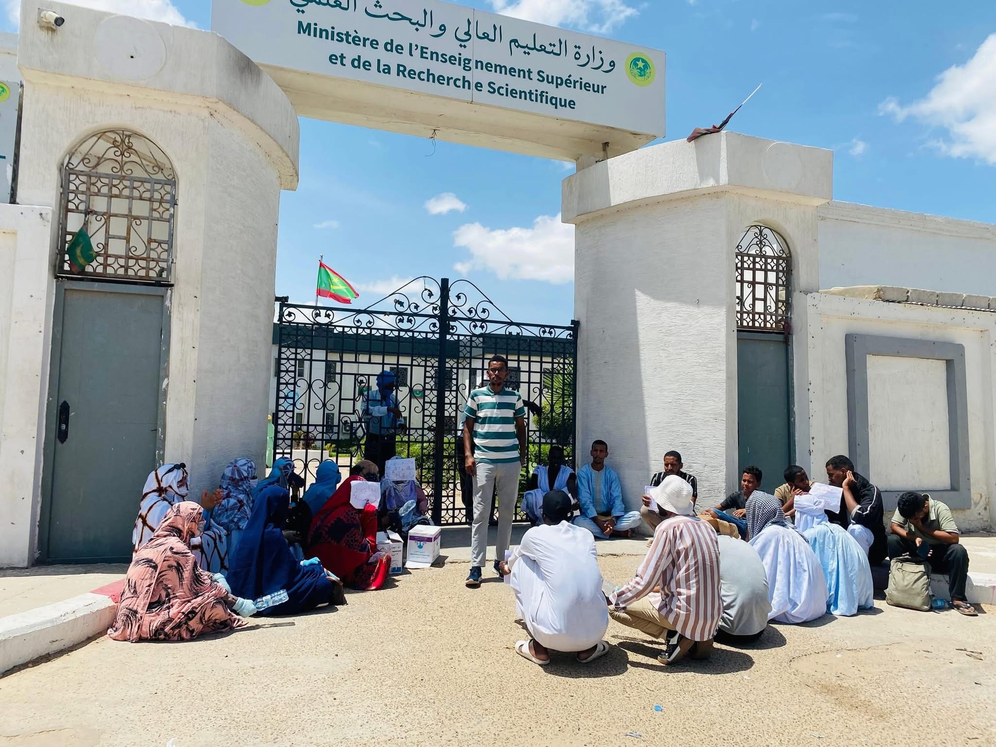 &lrm;الشرطة تمنع الطلاب من الاحتجاج امام وزارة التعليم