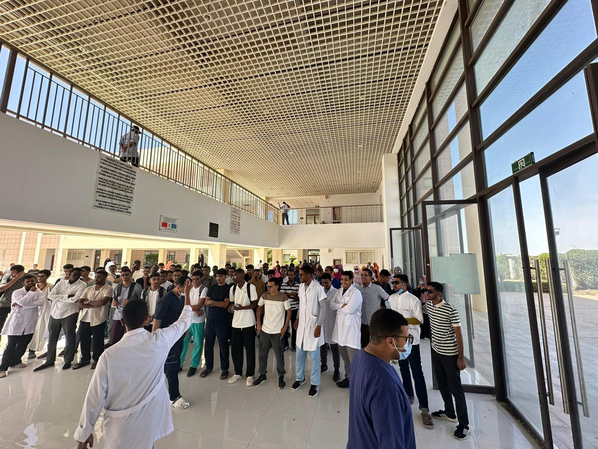 اتحاد طلابي: عميد كلية الطب اعتدى على طالب في احتجاج داخل الكلية