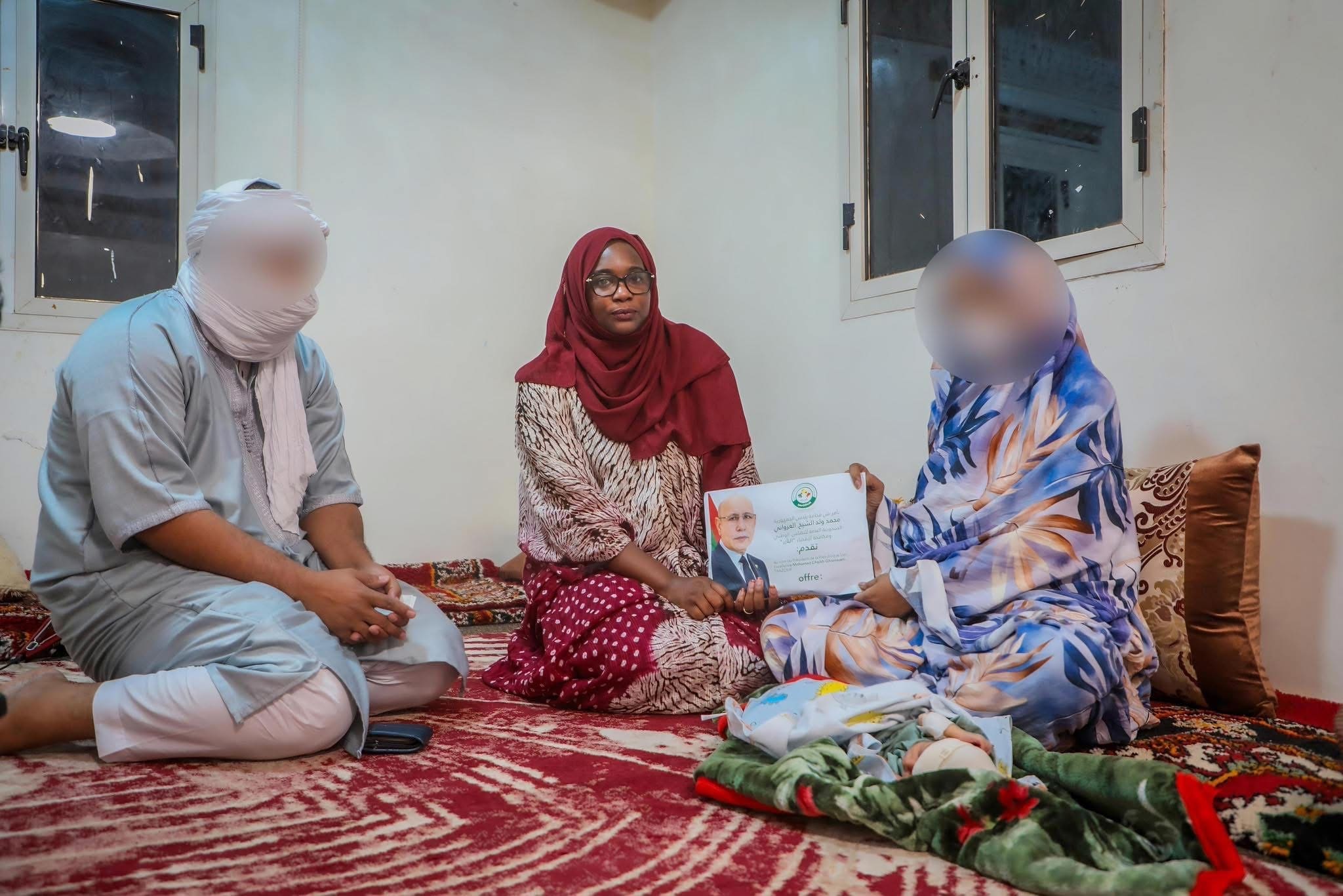 &ldquo;التآزر&rdquo; تقدم دعماً نقدياً لأسرة رزقت بثلاثة توائم