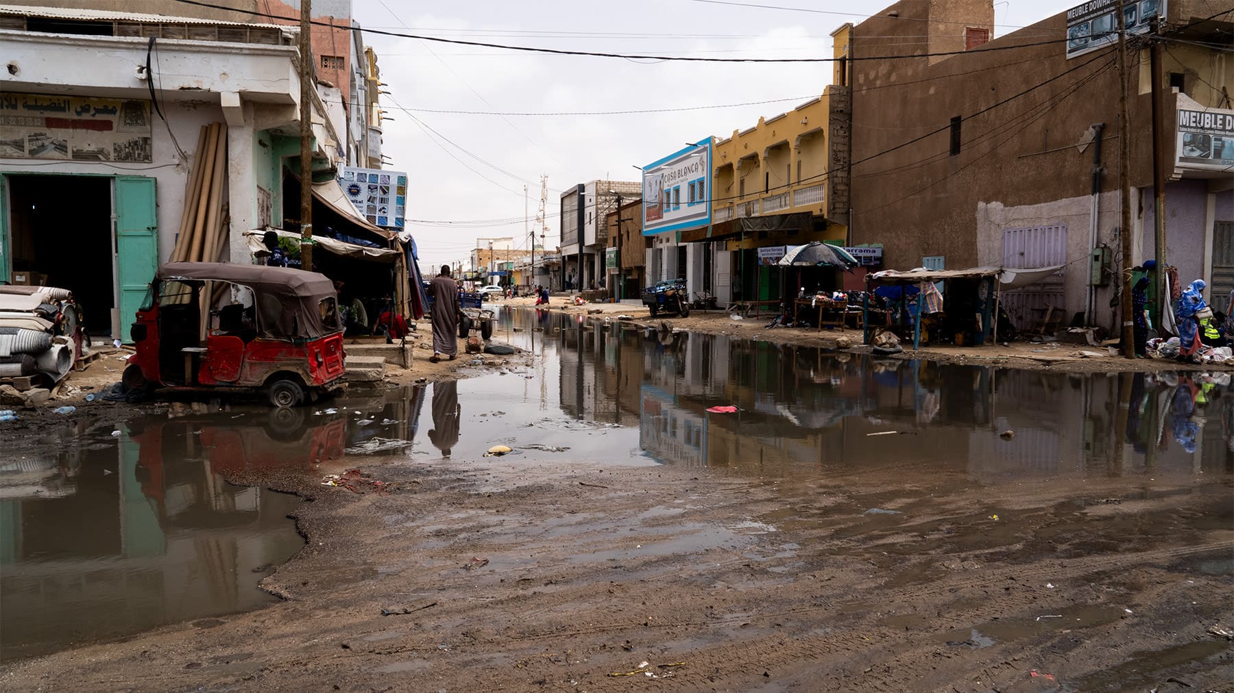 أمطار غزيرة تغمر شوارع نواكشوط وتدفع فرق الصرف للتدخل