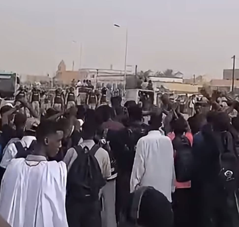 طلاب جامعة نواكشوط يحتجون على أزمة النقل والوزارة تعلن تغييرات