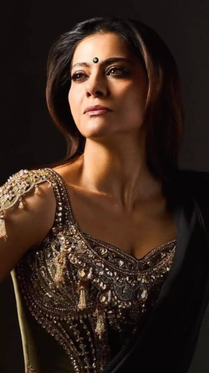 Kajol drops a jaw-dropping look in bejewelled saree Kajol drops a jaw-dropping look in bejewelled saree