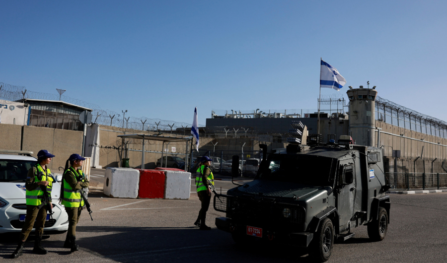 الاحتلال يقدّم وجبات فاسدة للأسرى الفلسطينيين في سجن عوفر