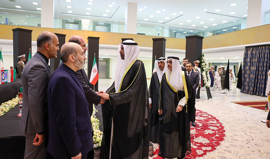 ممثل سمو أمير البلاد وزير الخارجية يقدم واجب العزاء بوفاة الرئيس الإيراني