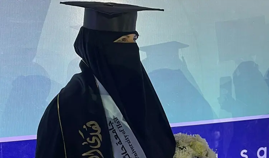السعودية هدى العبيداء تتخرج من الجامعة في عمر 63 عامًا السعودية هدى العبيداء تتخرج من الجامعة في عمر 63 عامًا