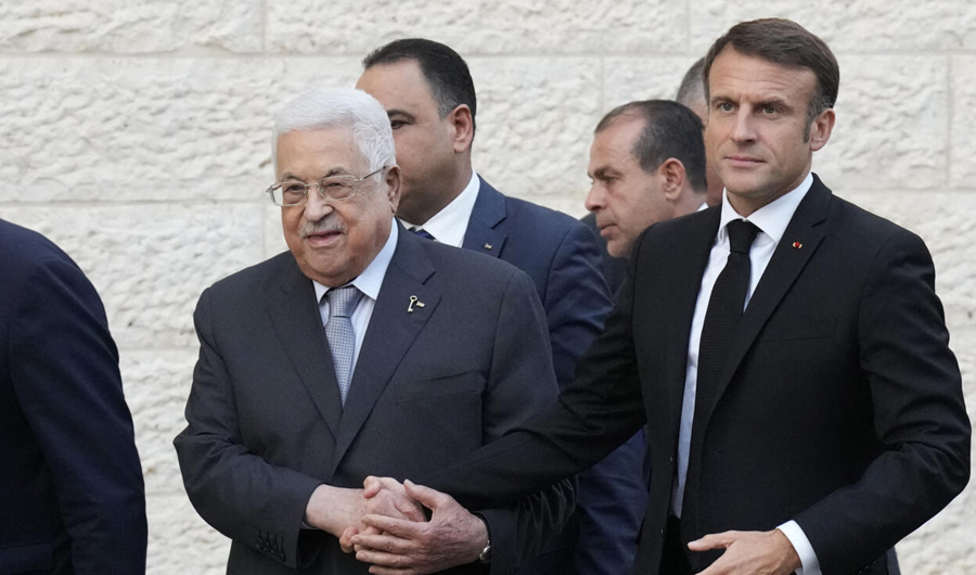ماكرون لعباس: يجب إصلاح السلطة قبل الاعتراف بالدولة الفلسطينية