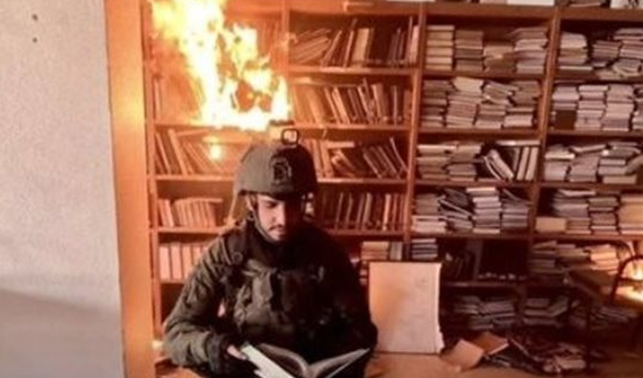 جنود الكيان الصهيوني يشعلون النار في مكتبة جامعة الأقصى