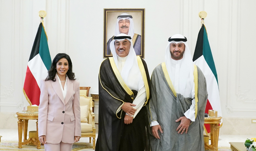 سمو ولي العهد يستقبل وزيرة الأشغال حيث قدمت لسموه المدير العام لمؤسسة الموانئ