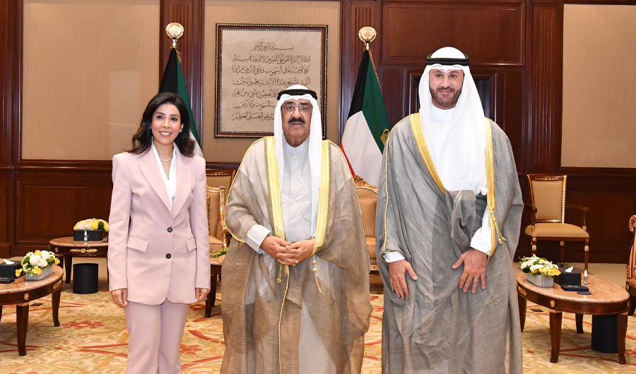 سمو الأمير يستقبل وزيرة الأشغال حيث قدمت لسموه المدير العام لمؤسسة الموانئ
