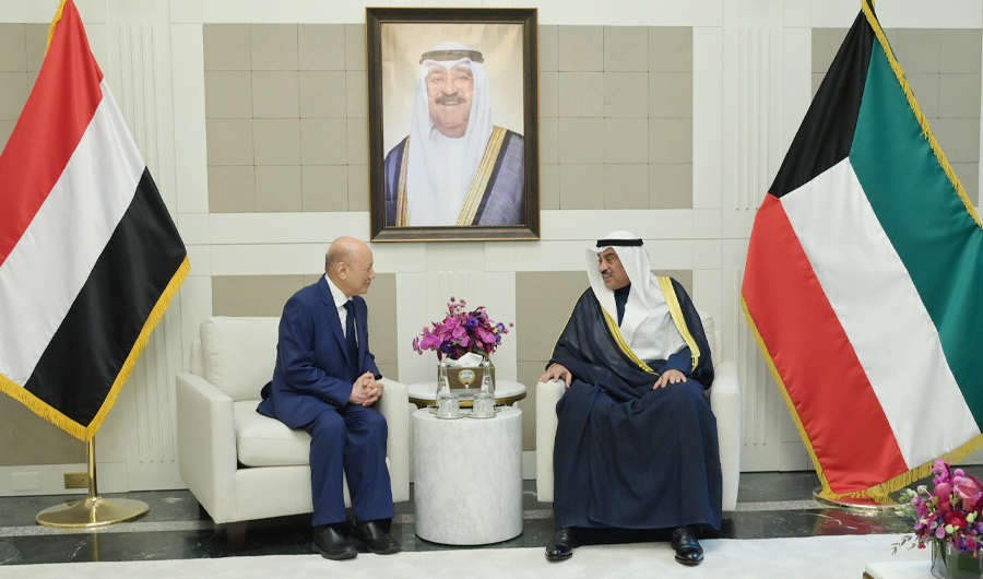 سمو ولي العهد يستعرض مع رئيس مجلس القيادة اليمني علاقات البلدين وسُبل دعمها