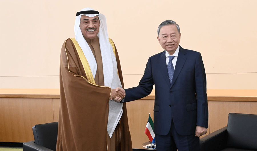 ممثل سمو الأمير سمو ولي العهد يستقبل الرئيس الفيتنامي