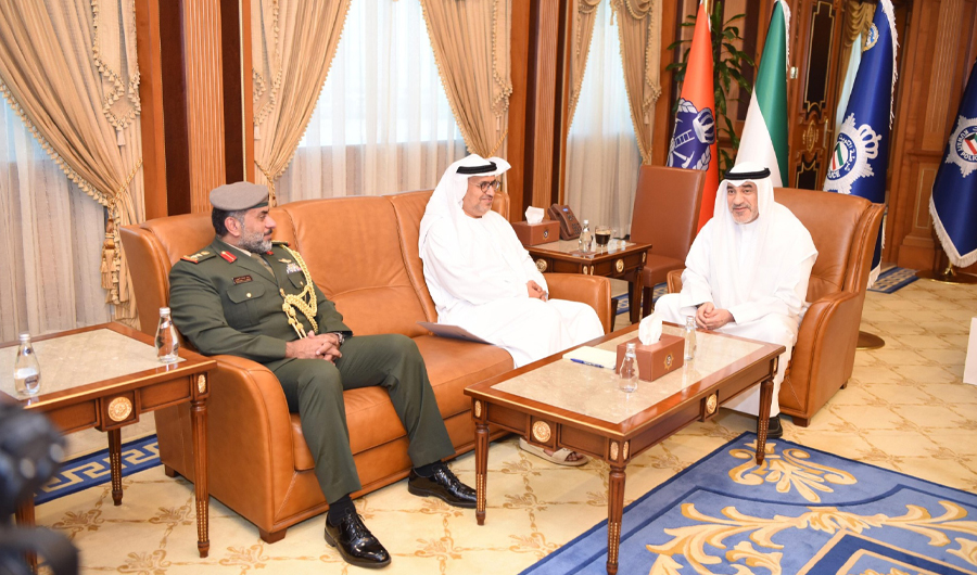 وزير الداخلية يبحث مع السفير الإماراتي تعزيز التعاون في المجالات الأمنية