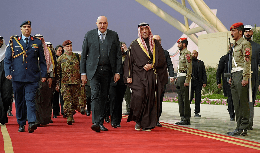 الشيخ فهد اليوسف يبحث مع وزير الدفاع الإيطالي التعاون الثنائي الشيخ فهد اليوسف يبحث مع وزير الدفاع الإيطالي التعاون الثنائي