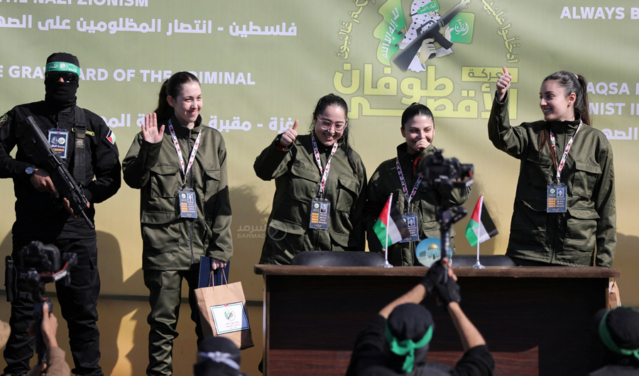 بالزي العسكري.. الصليب الأحمر يتسلّم المحتجزات الإسرائيليات من غزة