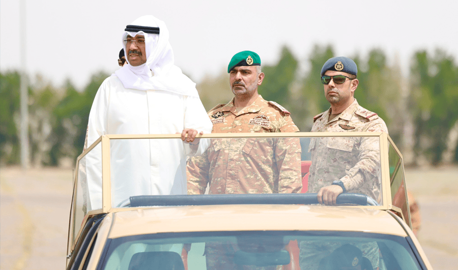 وزير الدفاع ووزير الداخلية بالإنابة يزور لواء (المغاوير/25) بمناسبة عيد الفطر السعيد