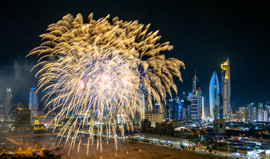 الألعاب النارية زينت سماء مدينة الكويت احتفاء بعيد الفطر