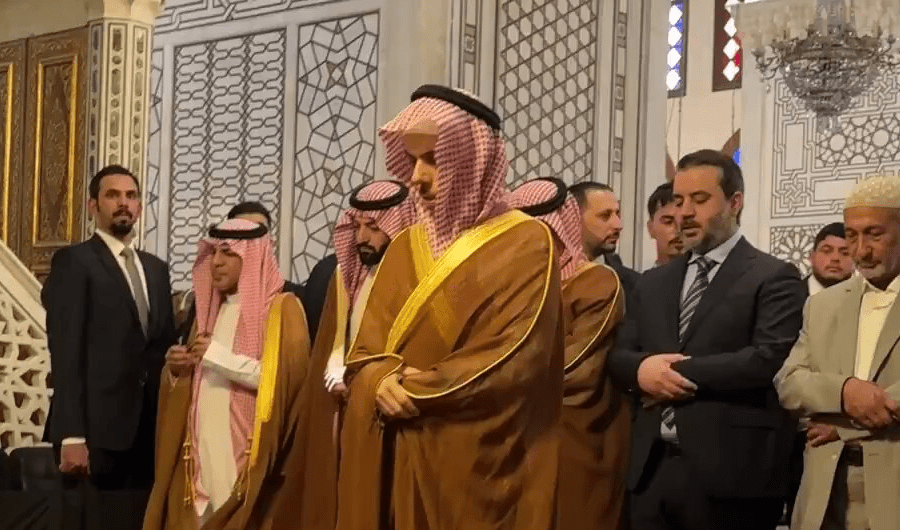 وزير الخارجية السعودي يؤم المصلّين في الجامع الأموي بدمشق وزير الخارجية السعودي يؤم المصلّين في الجامع الأموي بدمشق