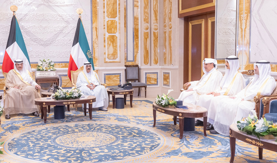 سمو الأمير يستقبل وزير الديوان الأميري ورئيس ديوان ولي العهد ووكيل الديوان الأميري