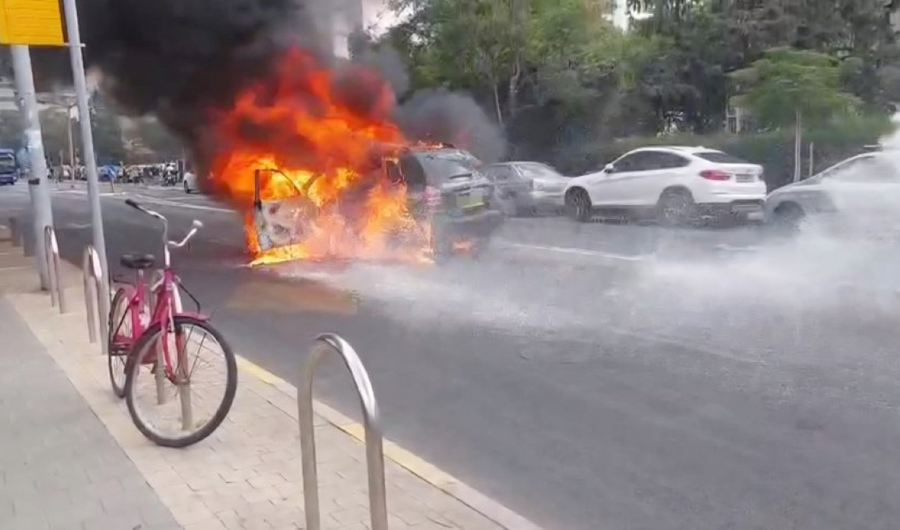إصابة شخص جراء انفجار سيارة أثناء سيرها في تل أبيب