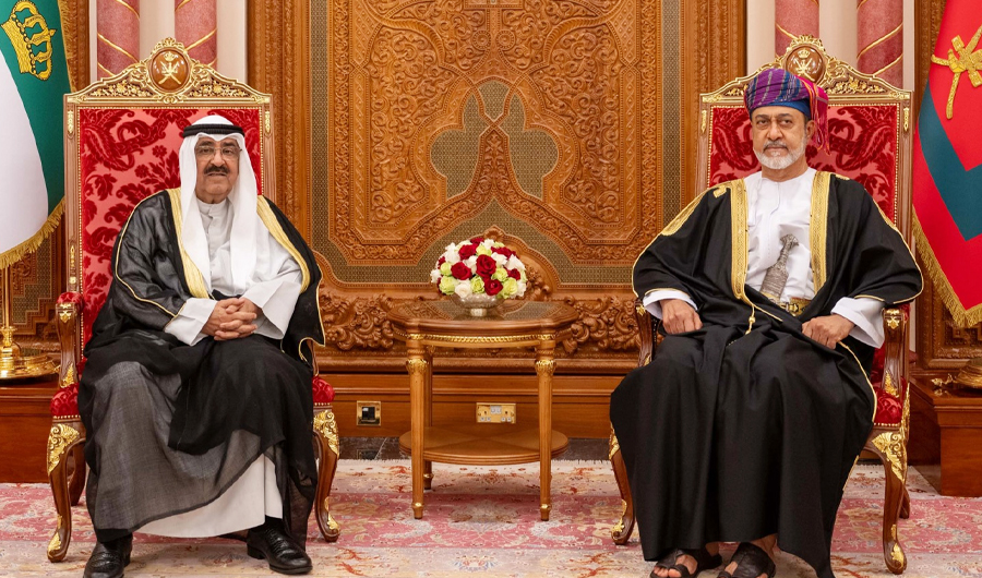 سمو الأمير يبحث مع سلطان عمان آخر المستجدات على الساحتين الإقليمية والدولية