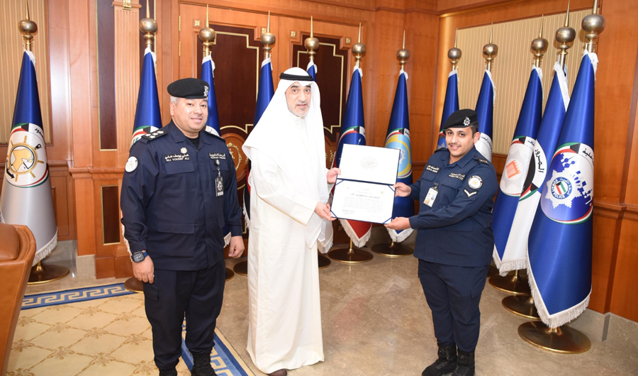 وزير الداخلية يكرم وكيل عريف بأمن المنافذ البرية لتفانيه في أداء واجبه