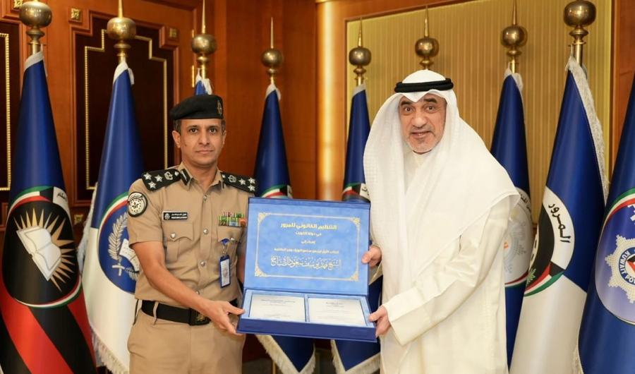 وزير الداخلية يتسلم النسخة الرابعة من قانون المرور ولائحته التنفيذية وزير الداخلية يتسلم النسخة الرابعة من قانون المرور ولائحته التنفيذية