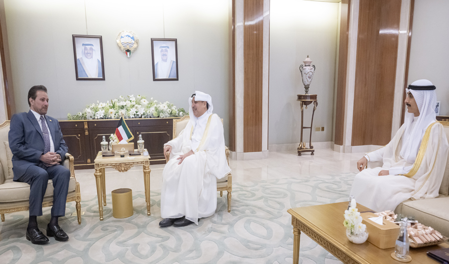 وزير شؤون الديوان الأميري ورئيس ديوان ولي العهد يستقبلان رئيس بعثة الصليب الأحمر وسفير نيكاراغوا