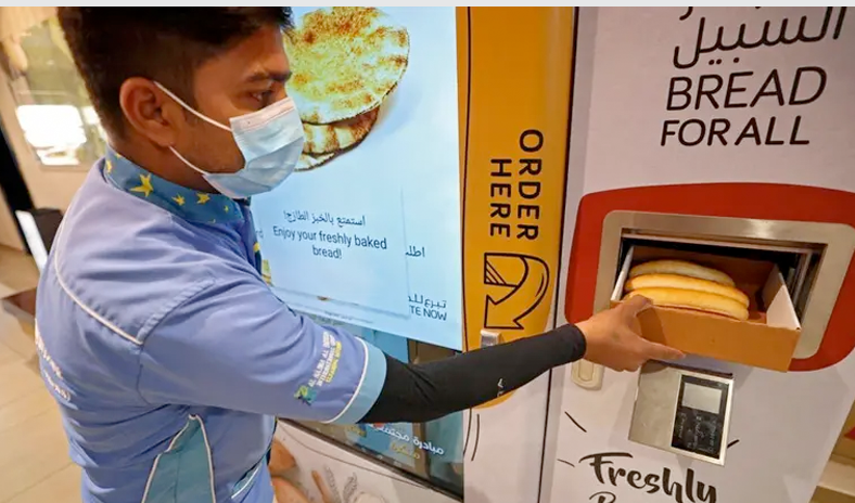 دبي.. أجهزة ذكية لتوزيع وجبات الطعام مجاناً بالشوارع دبي.. أجهزة ذكية لتوزيع وجبات الطعام مجاناً بالشوارع