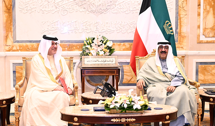 سمو الأمير يتسلم دعوة من ملك البحرين للمشاركة في القمة الخليجية