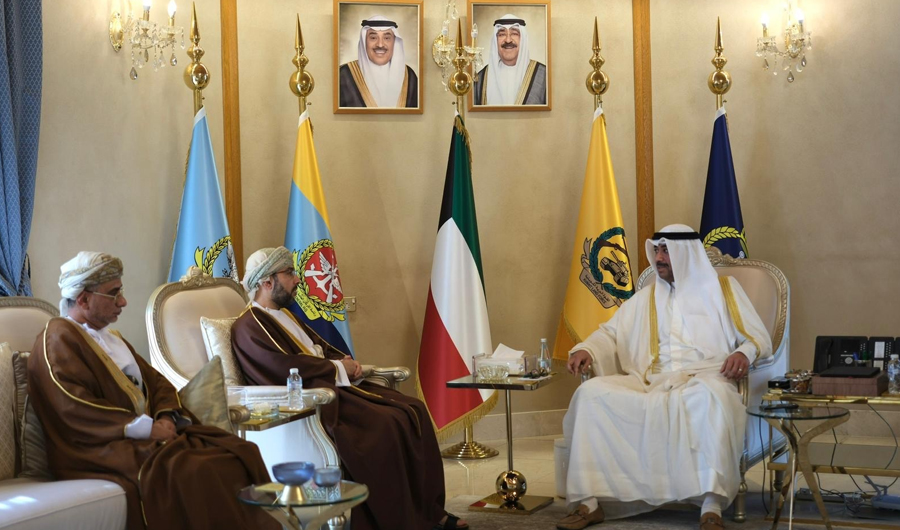 وزير الدفاع يبحث مع السفير العماني لدى البلاد