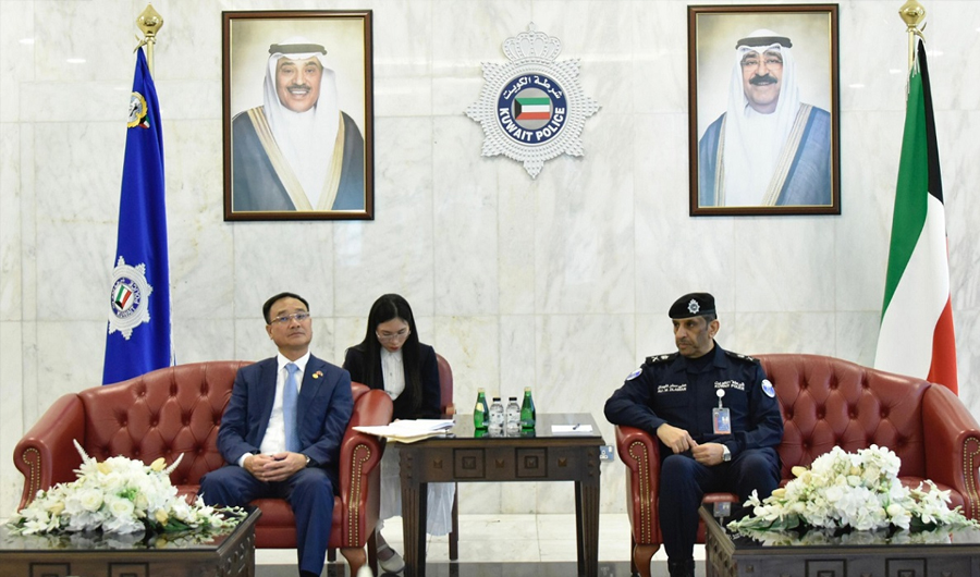 وكيل «الداخلية» بالتكليف يبحث مع نائب وزير الأمن العام الفيتنامي تعزيز التعاون بالمجالات الأمنية والشرطية وكيل «الداخلية» بالتكليف يبحث مع نائب وزير الأمن العام الفيتنامي تعزيز التعاون بالمجالات الأمنية والشرطية