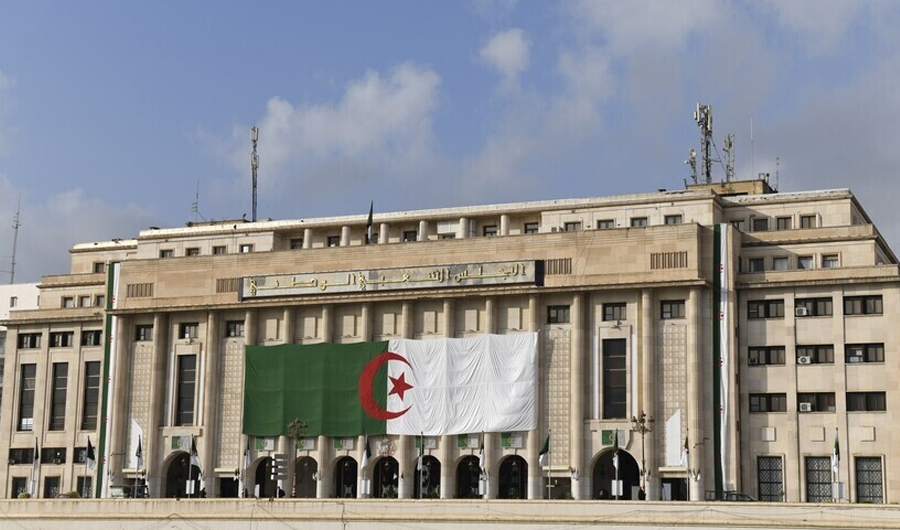 البرلمان الجزائري يصادق على قانون تجريم الاستعمار الفرنسي