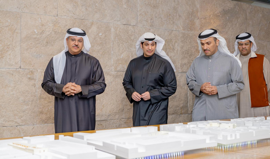 وزير الإعلام يشدد على تعزيز التعاون الإعلامي مع البحرين