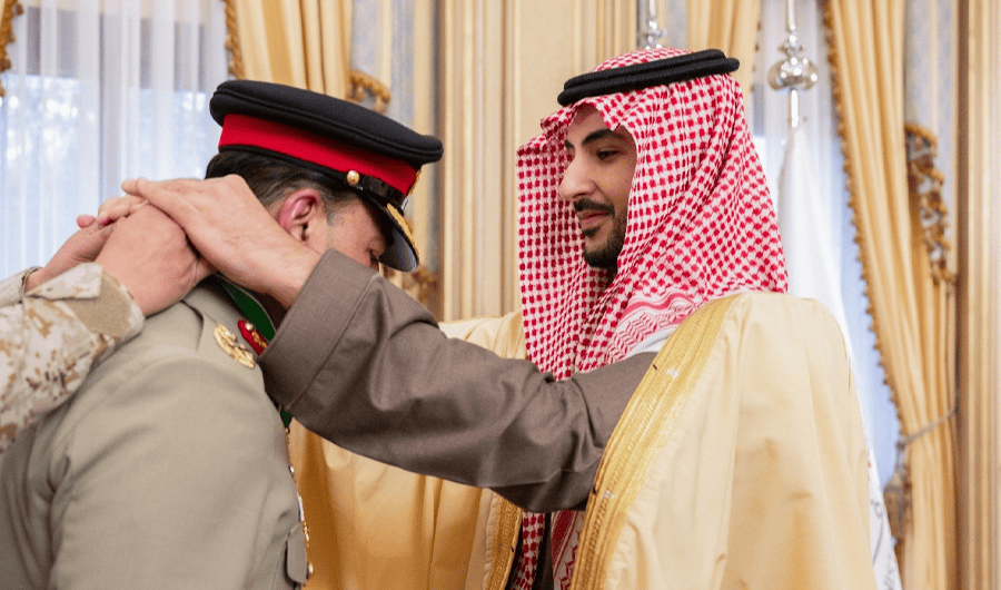 وزير الدفاع السعودي يقلّد نظيره الباكستاني وسام الملك عبدالعزيز وزير الدفاع السعودي يقلّد نظيره الباكستاني وسام الملك عبدالعزيز