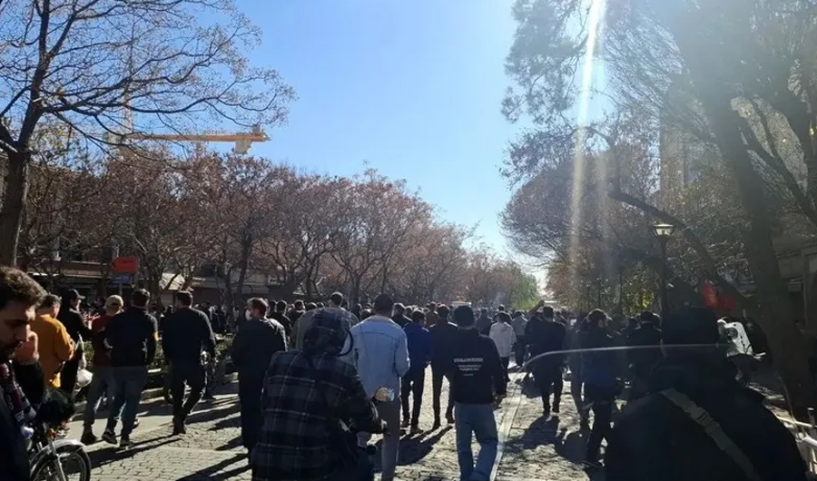 احتجاجات في طهران بعد انخفاض العملة المحلية إلى مستوى قياسي