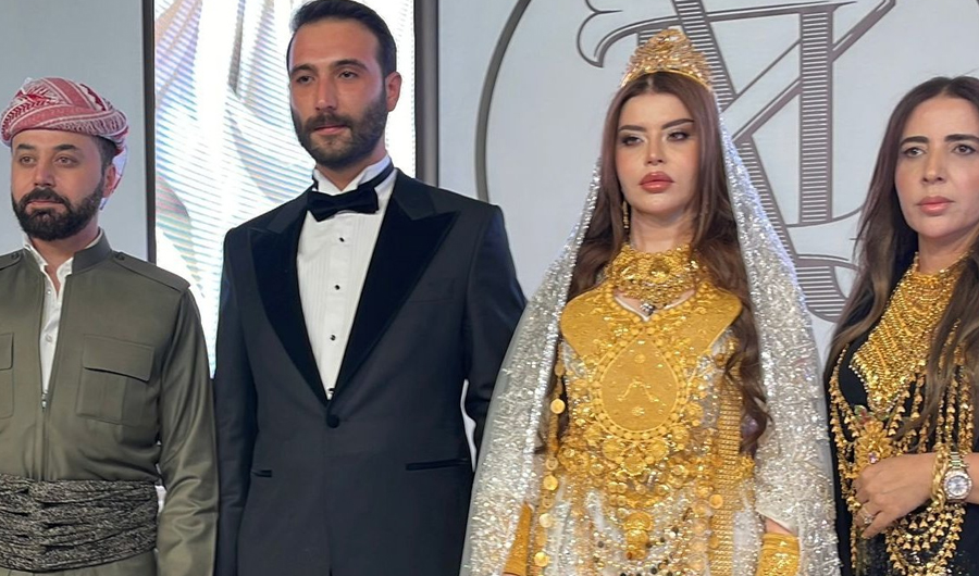 ثقل الذهب يُجبر عروسًا عراقية على الجلوس خلال حفل زفافها