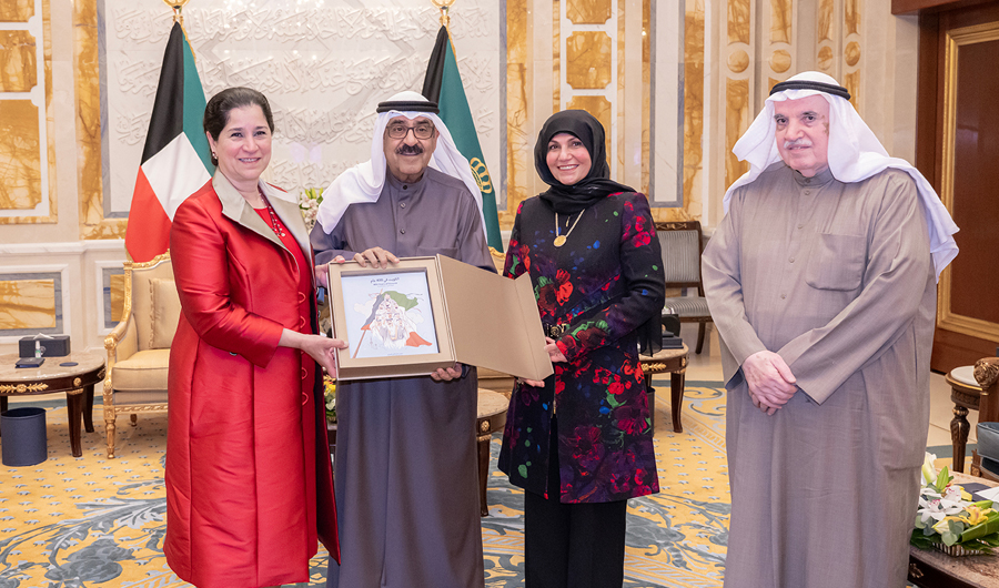 سمو الأمير يستقبل الشيخة انتصار الصباح ورئيس «البحوث والدراسات» الكويتية ورقية حسين سمو الأمير يستقبل الشيخة انتصار الصباح ورئيس «البحوث والدراسات» الكويتية ورقية حسين