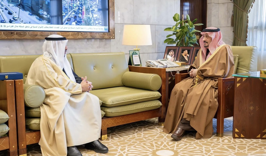 سفير الكويت لدى السعودية يبحث مع أمير الرياض العلاقات الثنائية الوطيدة والمتجذرة