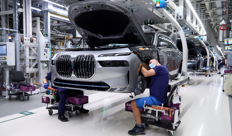 &laquo;BMW&raquo; تستدعي مئات الآلاف من سياراتها عالمياً بسبب خطر حريق