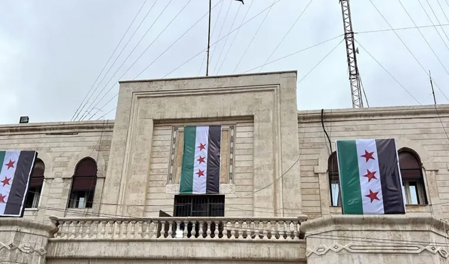الحسكة.. رفع العلم السوري على مبنى المحافظة وتكليف مرشح &laquo;قسد&raquo; محافظا